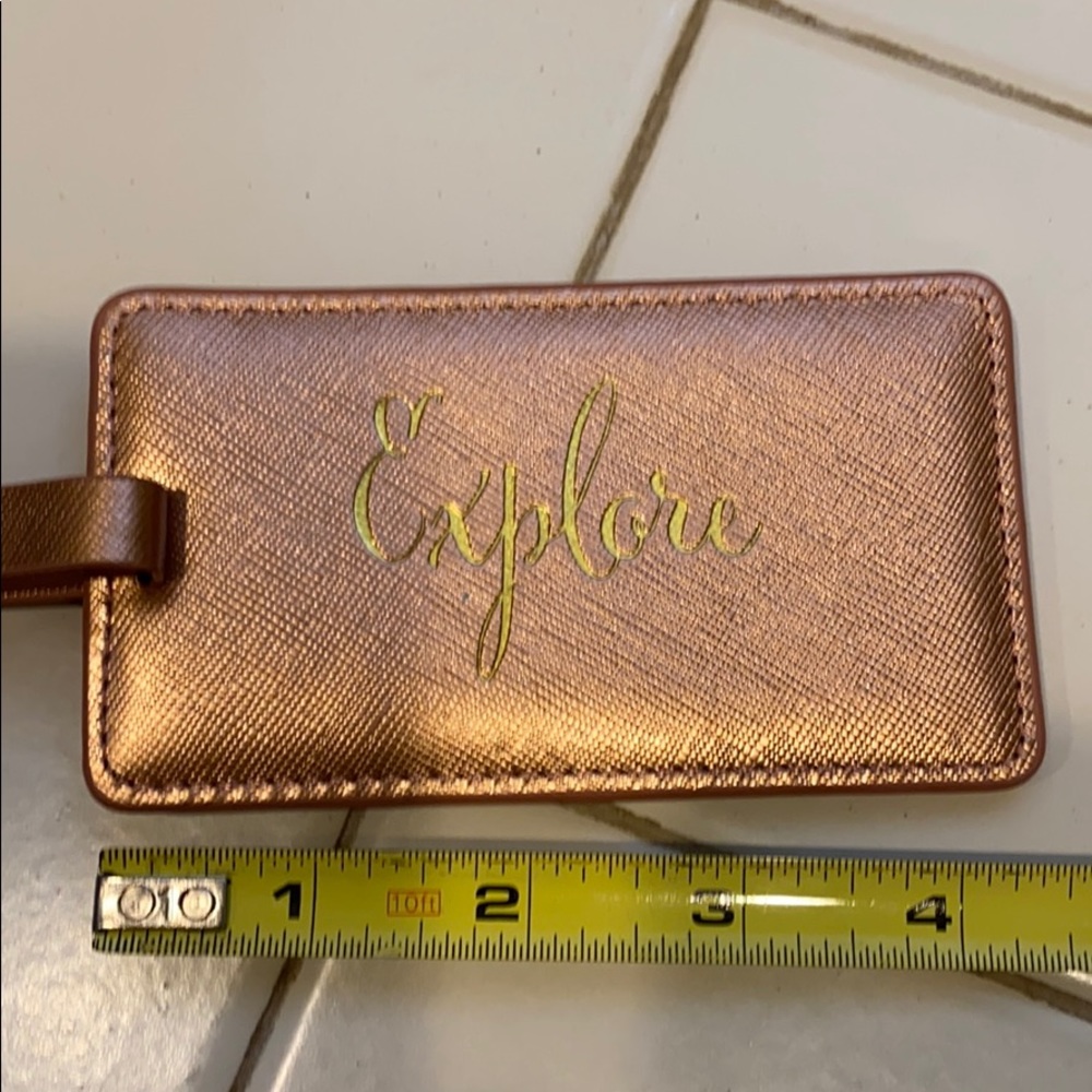Lagging card holder Explore